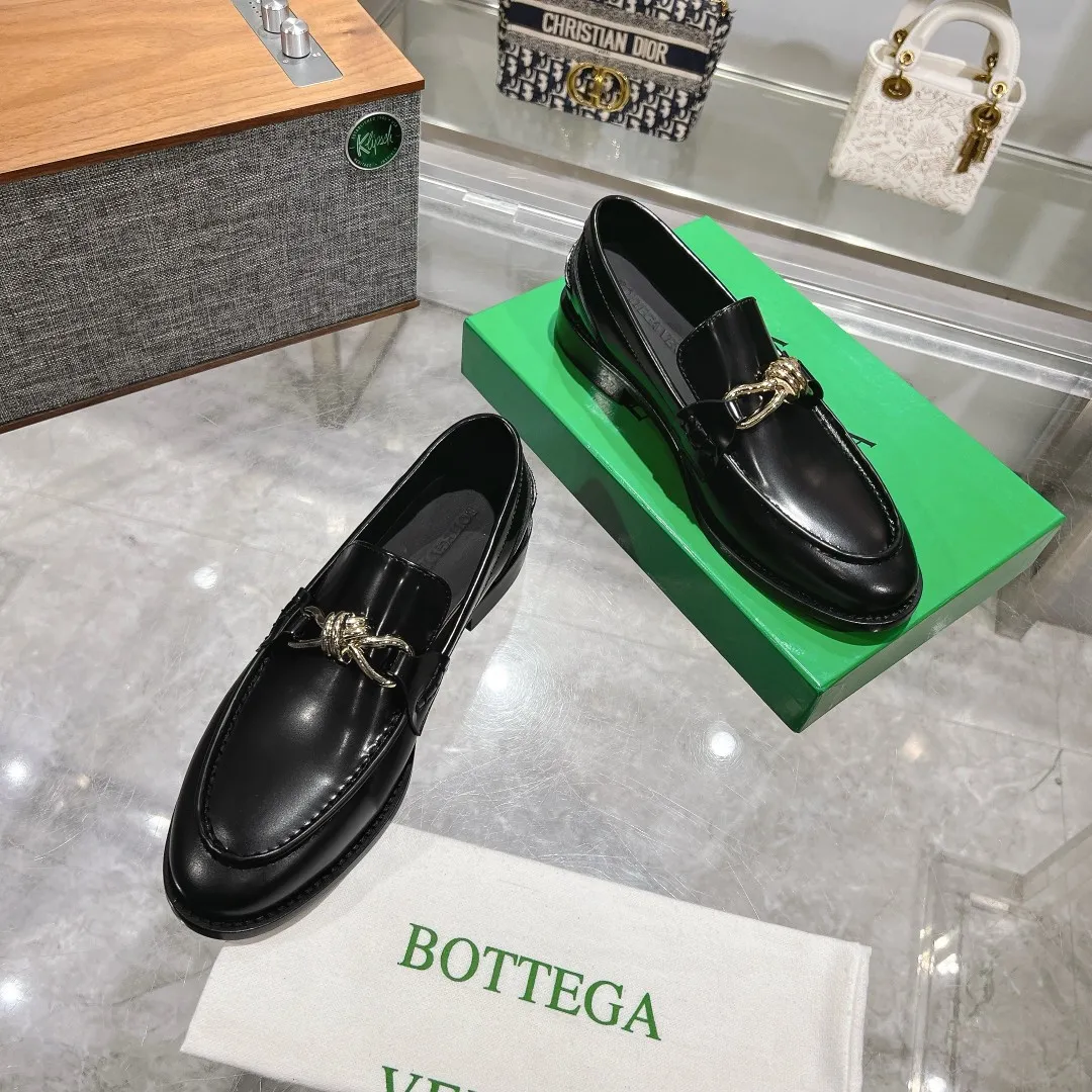 [BV] Top P: 860💰 Size: Female 35-39 (Female 40 custom-made) Male 39-44 (38.45 non-refundable) Bottega Veneta 2025 Autumn and Winter counter style! Small round toe loafers! Imported leather outsole! Imported open edge beaded cowhide! Solid color Niuli!